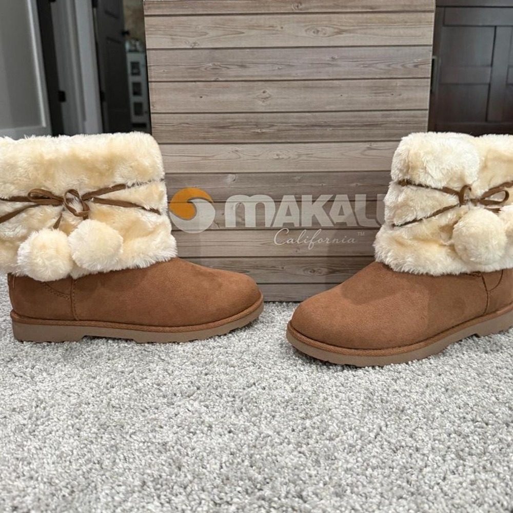 Makalu brown & tan boots with cream faux fur trim and pom-poms size 7.5W